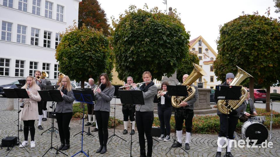 Die Stiftländer Jugend- und Blaskapelle gab zu Ehren der Ehejubilare ein Standkonzert auf dem Basilikaplatz. Bild: hmr