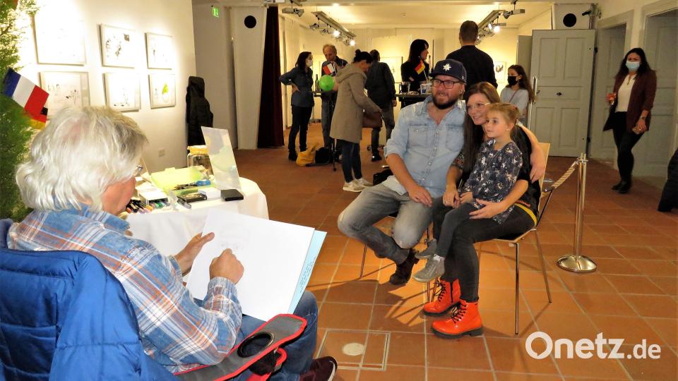 Passend zur aktuellen Karikaturen-Ausstellung engagierte das MQ-Team Künstler Tom Brankovic, um Karikaturen der Gäste zu zeichnen – hier eine Familie. Bild: ubb