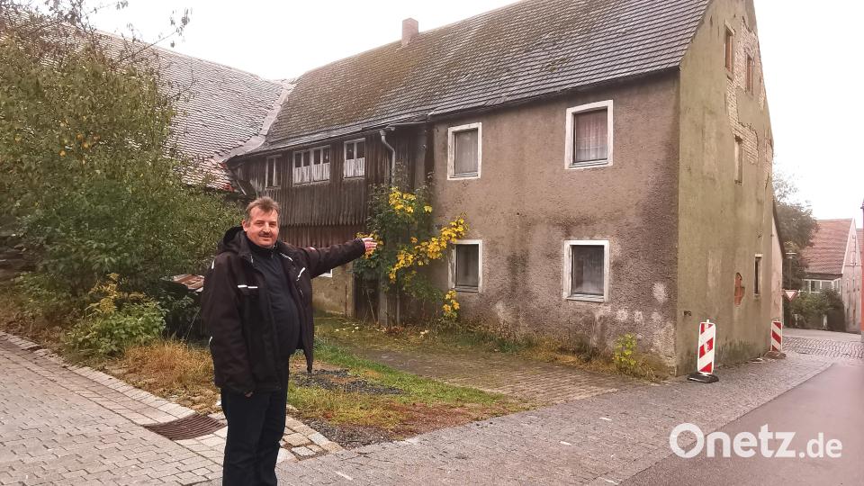 Bürgermeister Reinhard Kreuzer will Leerstände wie diese ehemalige Brauerei im Zentrum von Schönsee beseitigen. Bild: Portner