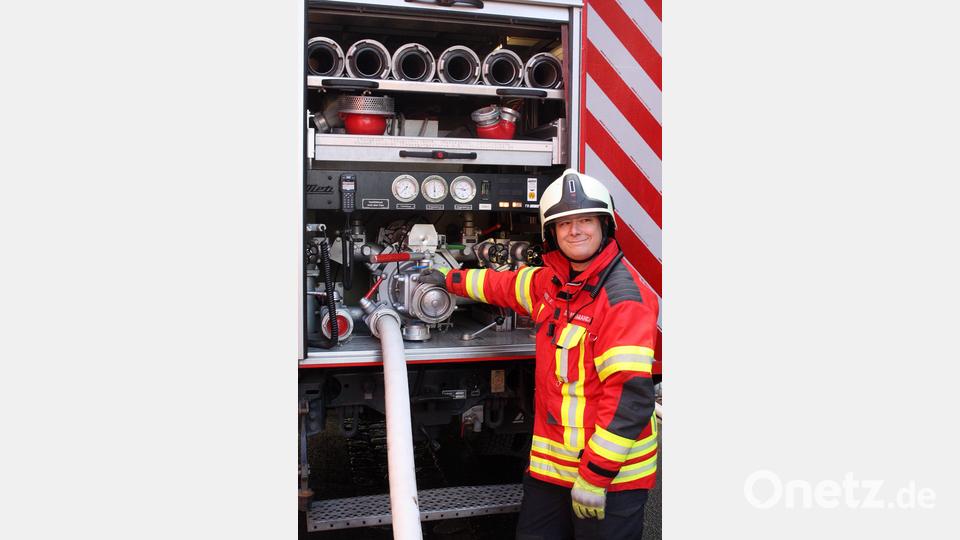 Die Pumpe am Feuerwehrauto läuft auf vollen Touren. Bild: zer