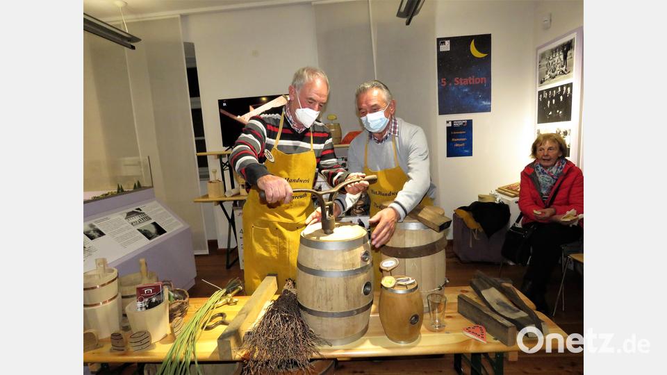 Von den Mitgliedern des Arbeitskreis Historisches Handwerk lernten interessierte Besucher, wie damals ein Fass per Handarbeit bedient und gebaut wurde. Bild: ubb