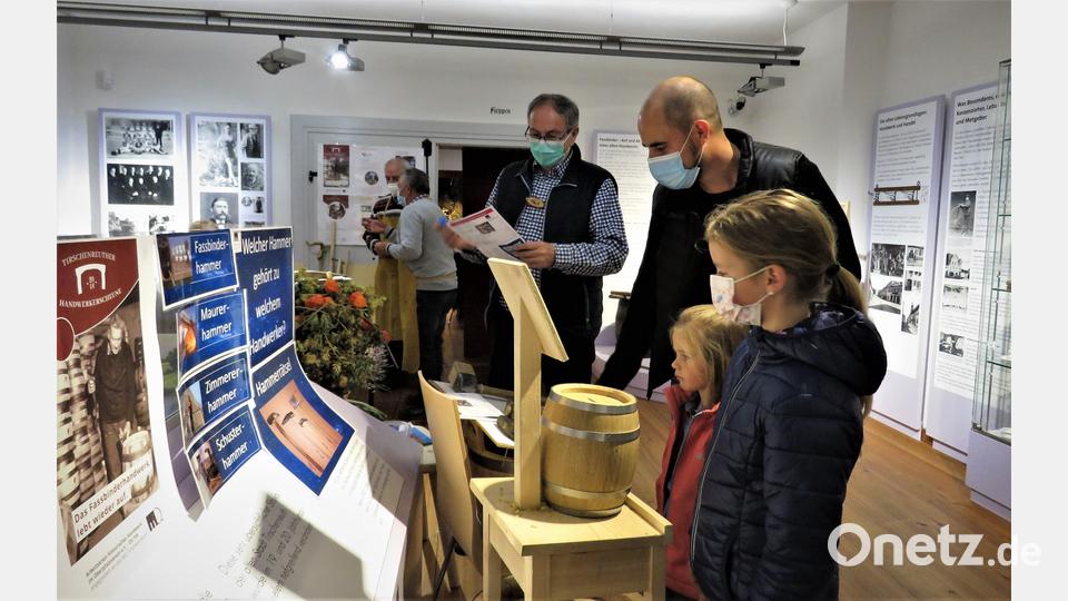 Beim Arbeitskreis Historisches Handwerk konnten die Museumsgäste unter anderem lernen, welches Handwerkszeug früher häufig genutzt wurde. Bild: ubb