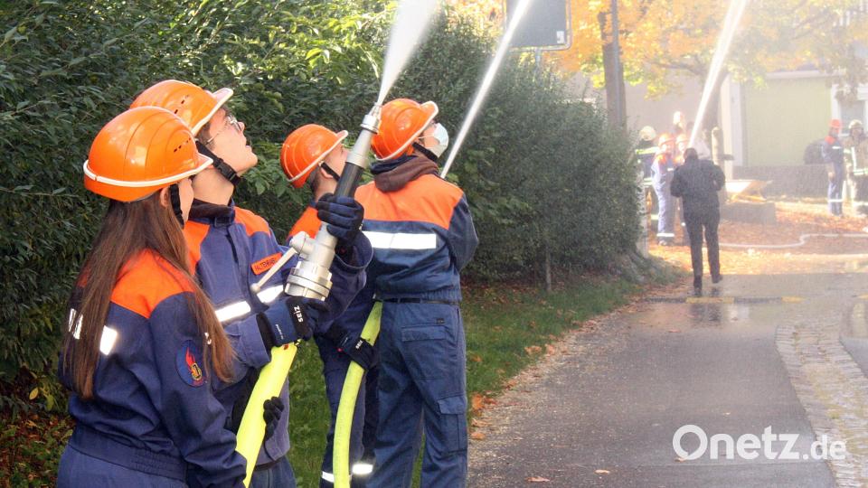 Der Löschangriff gelingt. Bild: zer