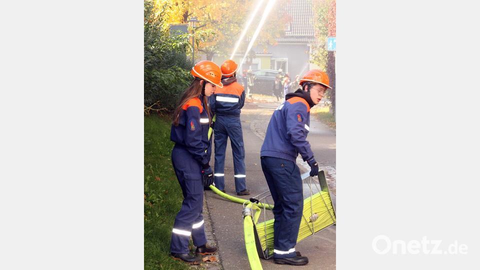 Wasser marsch, die Pumpe am Feuerwehrauto läuft auf Touren. Bild: zer