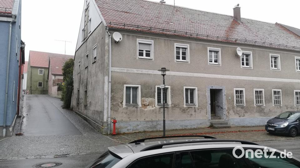 Dieses denkmalgeschützte Gebäude an der Hauptstraße bietet, zusammen mit den weiteren angrenzenden Leerständen in der Badergasse, laut Machbarkeitsstudie genügend Platz für eine Alten- und Pflegeeinrichtung im Zentrum der Stadt Schönsee. Bild: Portner