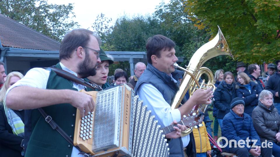 Das Baierl-Trio begleitete die Tanzpaare musikalisch. Bild: hme