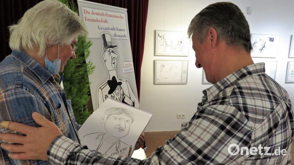Neben gut 30 Besuchern ließ sich auch Stadtrat Vinzenz Rahn (rechts) von Künstler Tom Brankovic eine Karikatur zeichnen. Bild: ubb