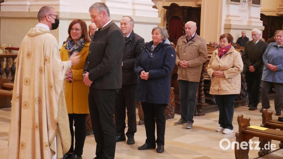 Nach der Predigt erteilte Stadtpfarrer Dr. Thomas Vogl den Jubiläumsehepaaren jeweils einen Einzelsegen. Bild: hmr