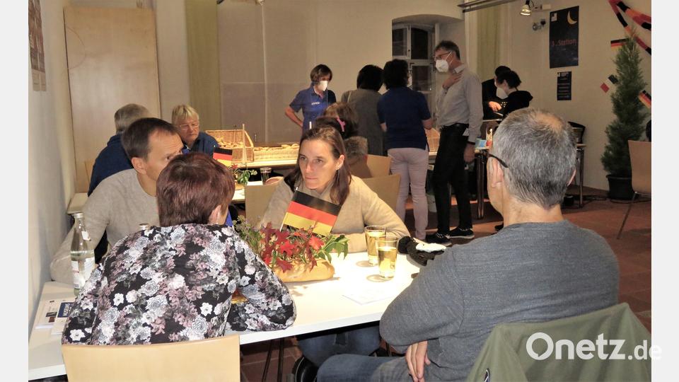 Im &quot;kleinen Café&quot; konnten die Besucher an den Tischen gemütlich etwas trinken und sich unterhalten. Bild: ubb