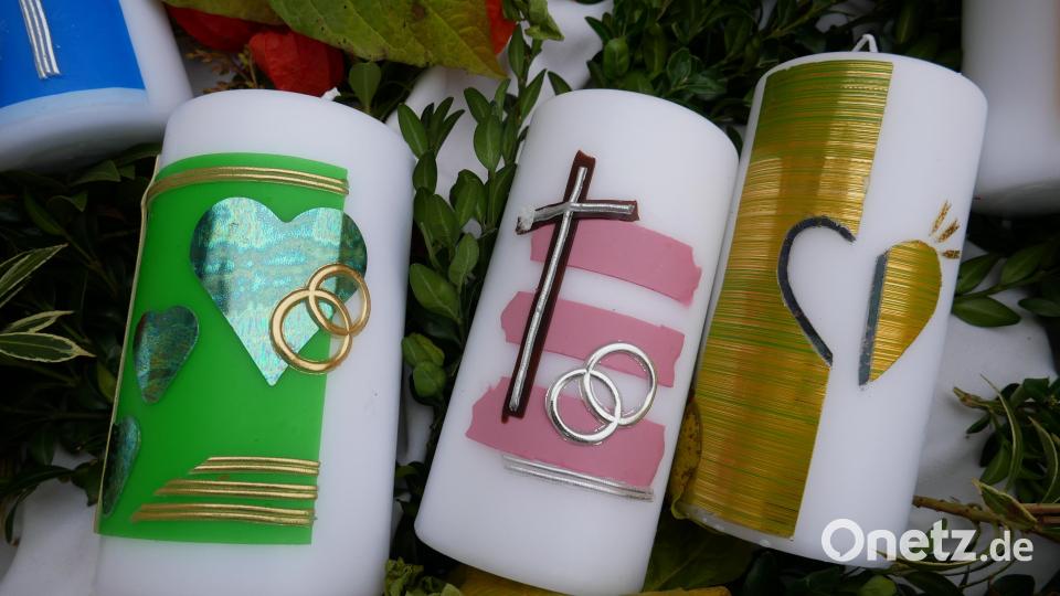 Jedes Ehejubiläumspaar erhielt aus den Händen von Stadtpfarrer Dr. Thomas Vogl bzw. den Vertretern des Sachausschusses Ehe und Familie im Pfarrgemeinderat neben einer Urkunde auch eine Kerze und eine Rose. Bild: hmr