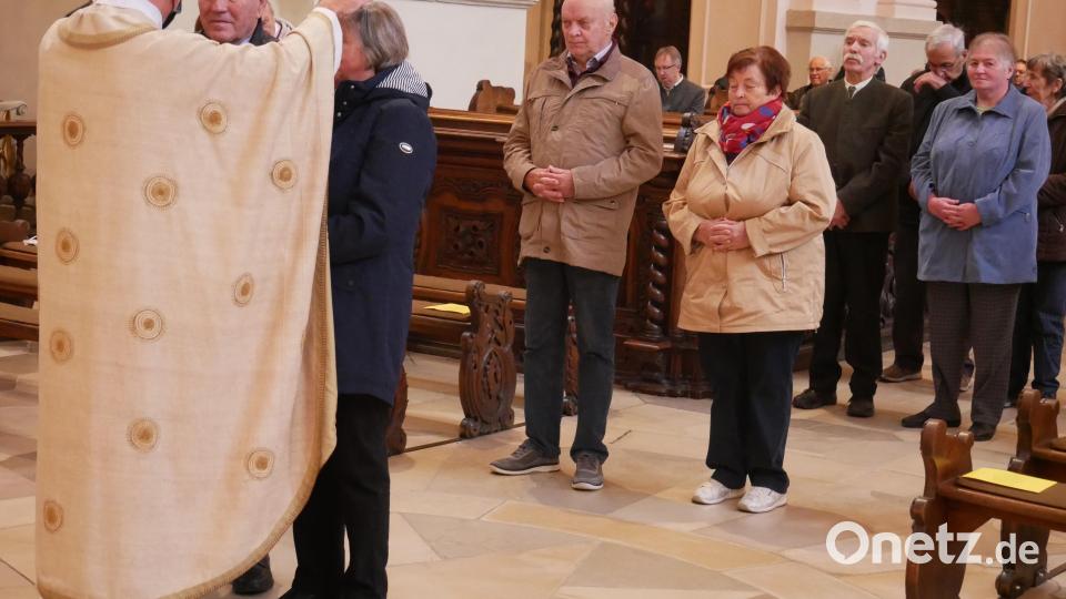 Nach der Predigt erteilte Stadtpfarrer Dr. Thomas Vogl den Jubiläumsehepaaren jeweils einen Einzelsegen. Bild: hmr