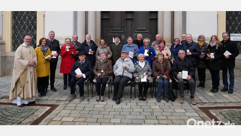 12 Jubiläumsehepaare mit 20 bis 66 gemeinsamen Ehejahren konnte Stadtpfarrer Dr. Thomas Vogl (links) zum Dankgottesdienst am Kirchweihsonntag in der Basilika und einem anschließenden kleinen Empfang auf dem Basilikaplatz willkommen heißen. Bild: hmr