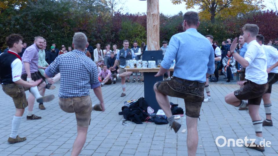 Der "Neidaffer Blattclub" gab rund um den Kirwabaum eine Kostprobe seines Könnens. Bild: hme