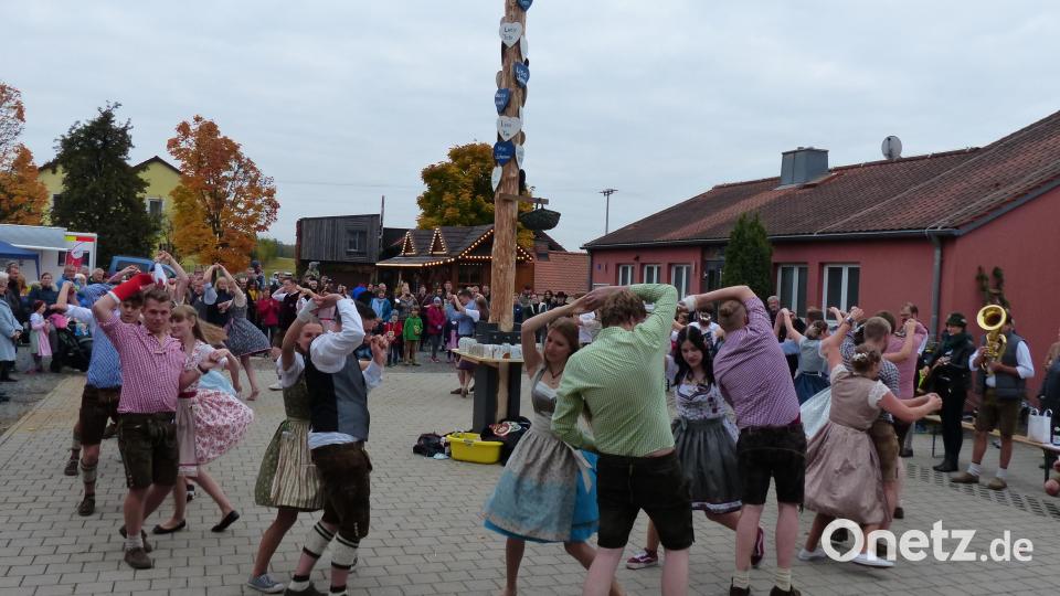 Etwas Beweglichkeit war beim Austanzen des Kirwabaums von den jungen Paaren gefragt Bild: hme