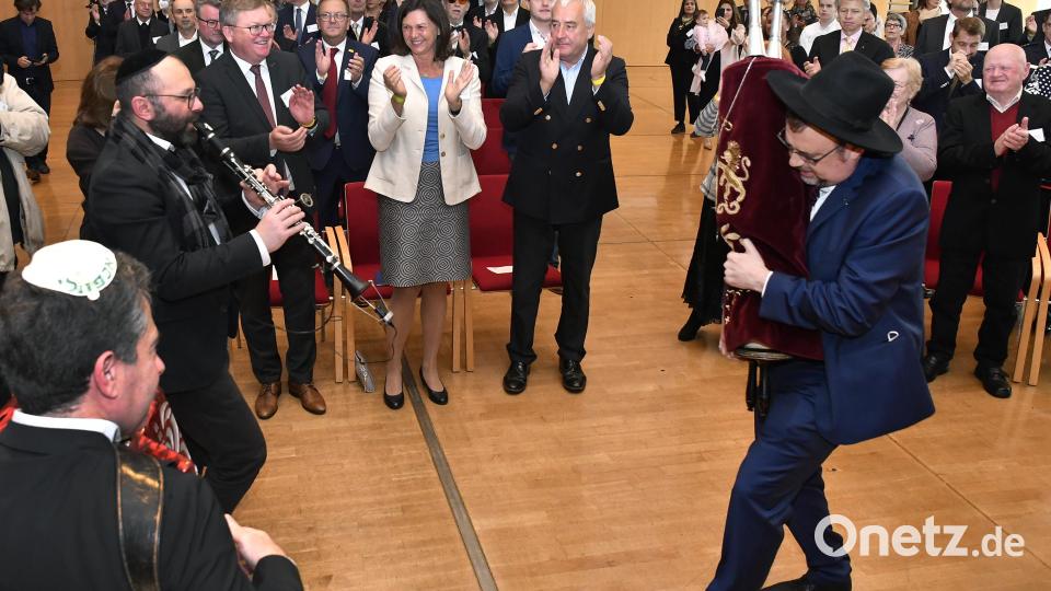 Trotz mahnender, nachdenklich stimmender Worte, war die Veranstaltung im ACC ein fröhliches Fest, bei dem auch gesungen und getanzt wurde. Bild: Petra Hartl