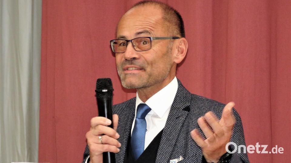 Stellvertretender Landreat Dr. Alfred Scheidler machte am frühem Morgen vor dem Festakt einen Ausflug mit dem Fahrrad von Tirschenreuth nach Paulusbrunn, um sich ein Bild vom verschwundenen Ort zu machen. Bild: ubb