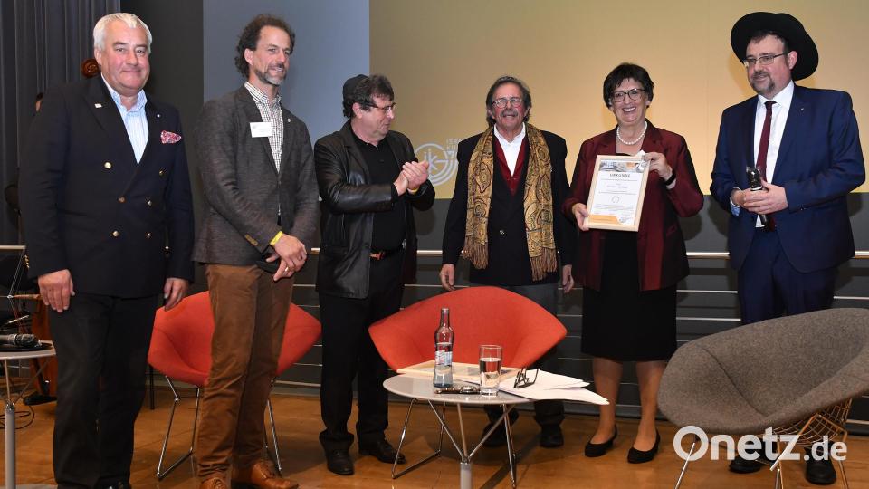 Barbara Lanzinger (Zweite von rechts) wurde mit dem Wolf-Schlessinger-Preis geehrt. Goldschmied Sebastian von der Recke (Zweiter von links), der auch den Silberschmuck der echten Tora restauriert hat, hat für die Preisträgerin extra ein Mini-Exemplar angefertigt. Bild: Petra Hartl