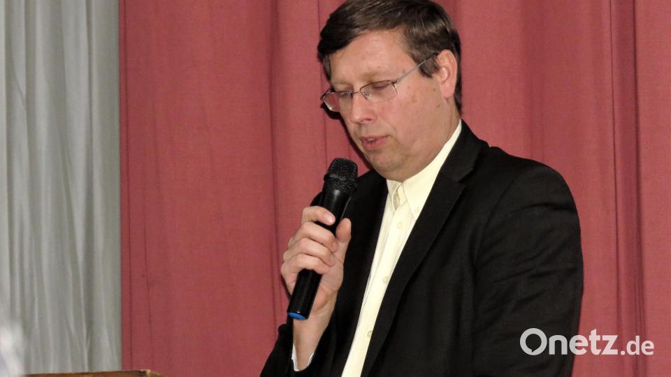 Aus München kam Dr. Wolfgang Schwarz für ein Grußwort vorbei. Der Kulturreferent des Adalbert Stifter Vereins bedankte sich bei der Arge Paulusbrunn für die Wiederbelebung des Böttgerwegs. Bild: ubb