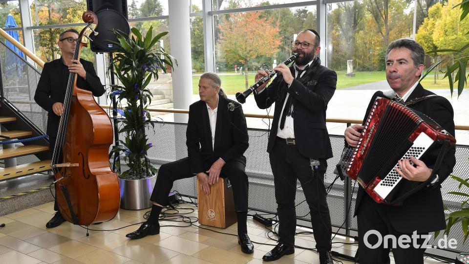 Die Roman-Kuperschmidt-Klezmer-Band aus Frankfurt begrüßte die Gäste im Foyer und begleitet sie auch durch die Feierstunde und danach beim Gang zur Synagoge. Bild: Petra Hartl