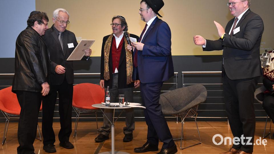 Auch Kreisheimatpfleger Dieter Dörner (Zweiter von links) bekam den Wolf-Schlessinger-Preis. Er wurde jetzt zum ersten Mal verliehen. Bild: Petra Hartl