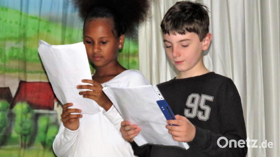 Schulkinder erzählten die Geschichte von Paulusbrunn auf der Bühne der Grundschulaula aus ihrer Sicht. Bild: ubb