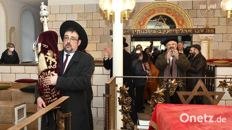 Angekommen: Rabbiner Elias Dray trägt die Tora in die Synagoge. Bild: Petra Hartl