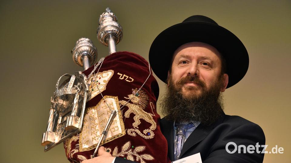Rabbiner Shimon Großberg mit der Amberger Tora-Rolle, die ursprünglich aus Sulzbach-Rosenberg stammt. Bild: Petra Hartl