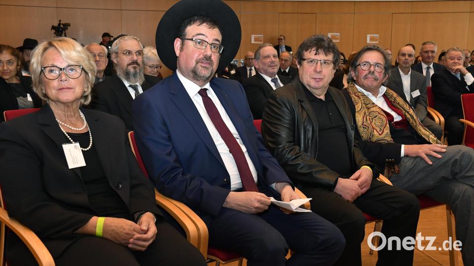 Rabbiner Elias Dray (mit Hut) hat die Tora 2015 im Toraschrein der Synagoge in Amberg entdeckt. Bild: Petra Hartl