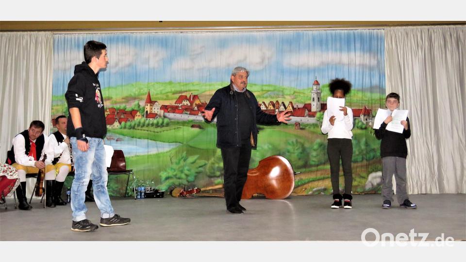 Festakt zur Eröffnung des Böttgerweges: Norbert Steinhauser (Mitte) und drei Schulkinder klärten mit einer Theaterszene auf, warum der historische Pfad Böttgerweg genannt wird, und warum es das Dorf Paulusbrunn verschwunden ist. Bild: ubb
