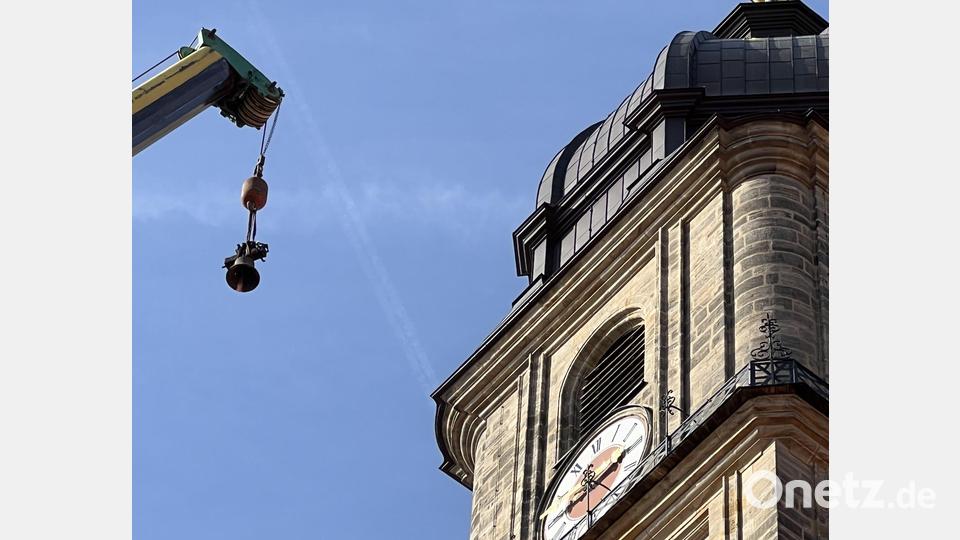 Ein Hingucker: Eine der Glocken von St. Martin hängt in luftiger Höhe am Kran. Bild: Josef Beer/exb