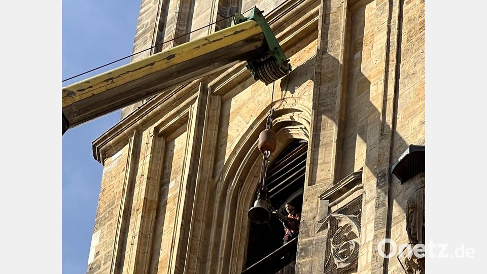 Hier wird eine Glocke in die Glockenstube gehoben. Bild: Josef Beer/exb