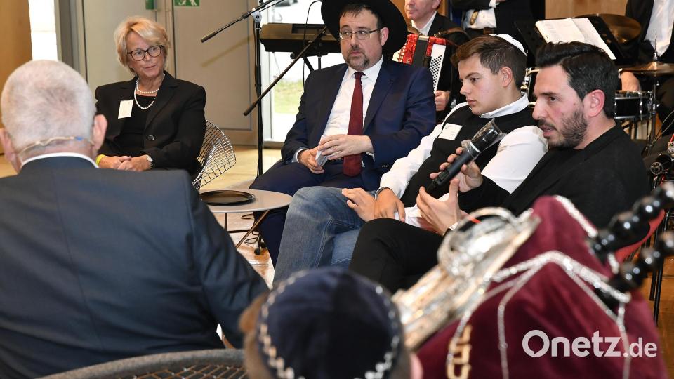 Drei Gesprächsrunden auf der Bühne im ACC gaben Einblick in die jüdische Geschichte und Gegenwart. Bild: Petra Hartl