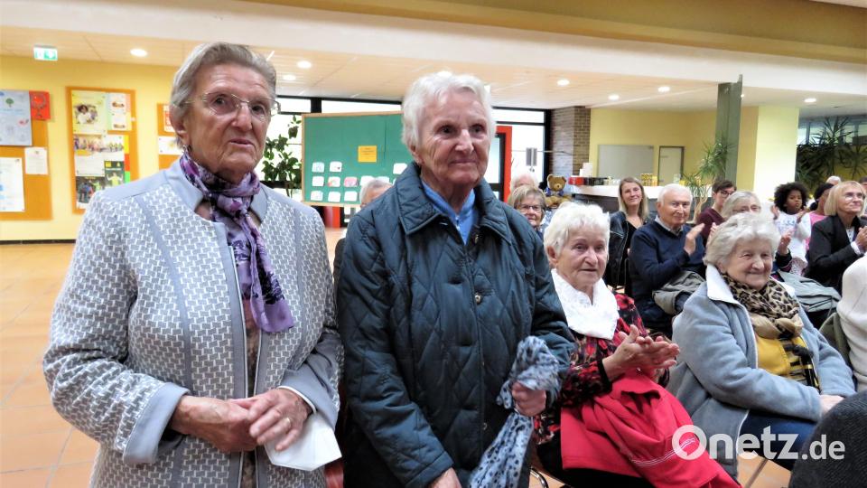 Anna Plobner (90) und Berta Spanner (91) (von rechts) sind in Paulusbrunn geboren. Die Schwestern freuten sich sehr, beim Festakt zur Eröffnung des Böttgerweges teilnehmen zu dürfen. Bild: ubb