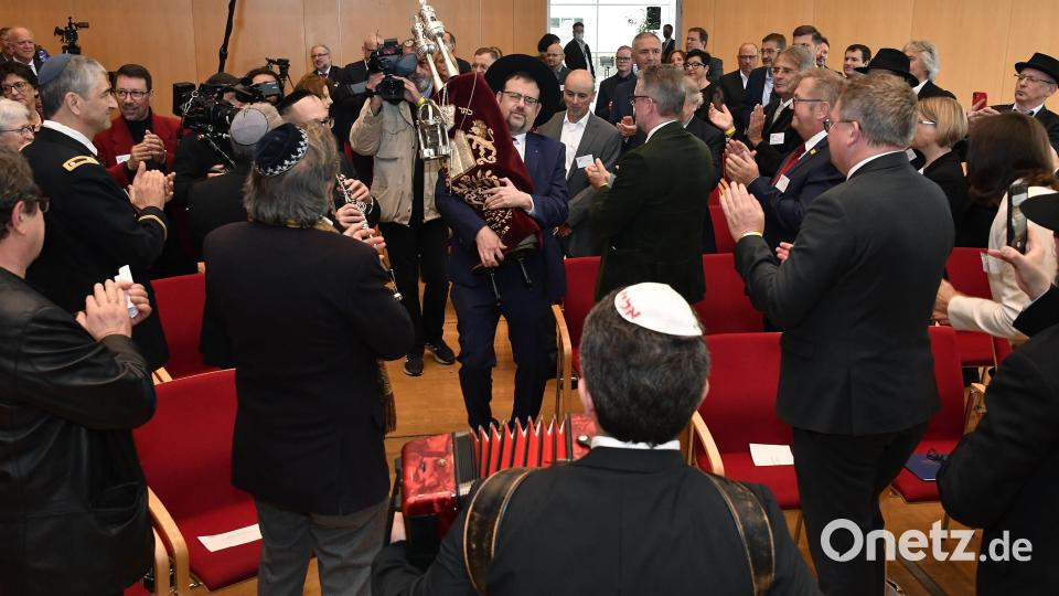 Einzug der Tora-Rolle in den großen Saal des ACC. Bild: Petra Hartl