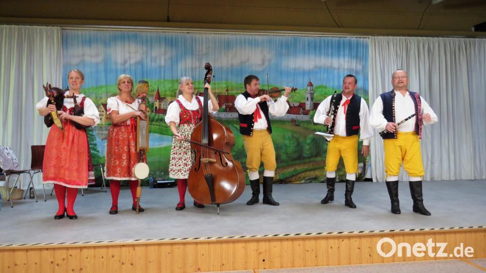 Eine tschechische Musikgruppe spielge Volkslieder aus Böhmen zur Unterhaltung zwischen den Festreden. Bild: ubb