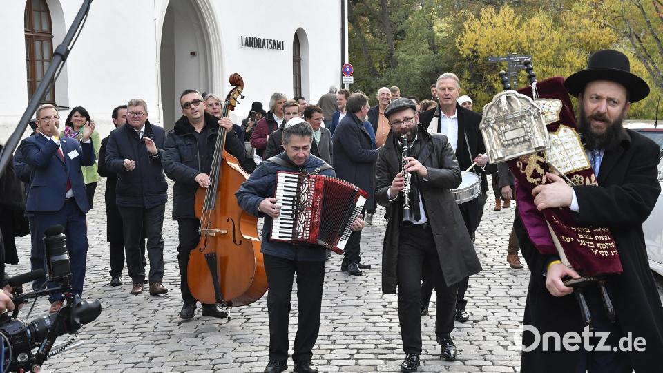 Ein besonderes &quot;Straßenkonzert&quot;: Beschwingte Klezmer-Musik begleitet die Tora durch die Zeughausstraße zur Synagoge. Bild: Petra Hartl