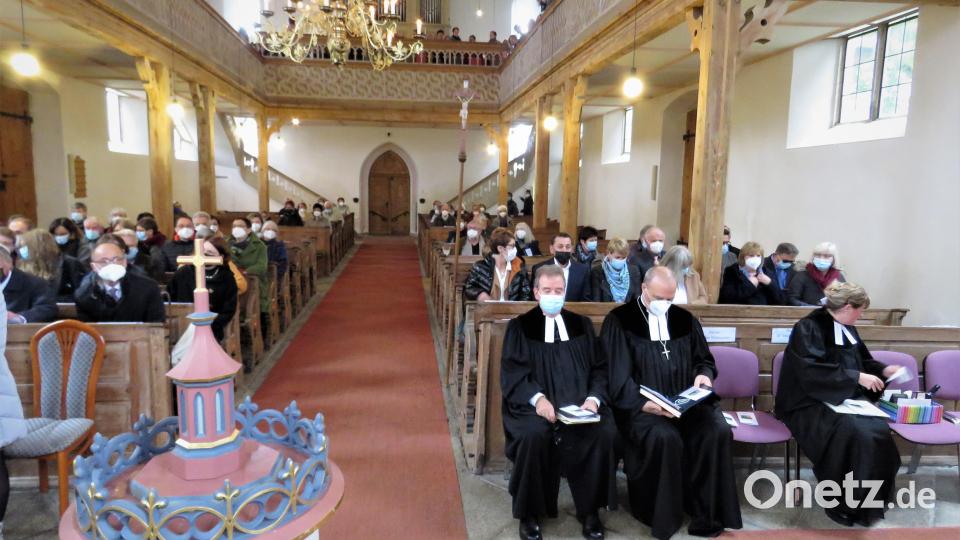 Zahlreiche Gläubige feierten den Festgottesdienst in der St. Georgkirche zur Amtseinführung von Pfarrer Klaus Weber (vorne links in der ersten Bank) mit. Bild: ubb