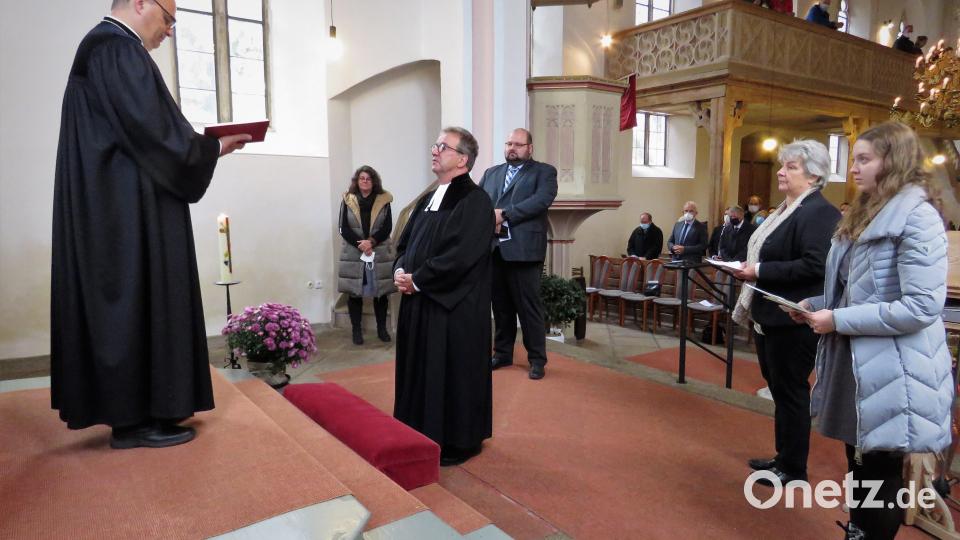 Mit einer feierlichen Zeremonie führte Dekan Thomas Guba (links) dem neuen Plößberger Pfarrer Klaus Weber (Mitte) in sein Amt ein. Als Zeugen begleiteten vier Kirchenvorstände den Amtsakt. Bild: ubb