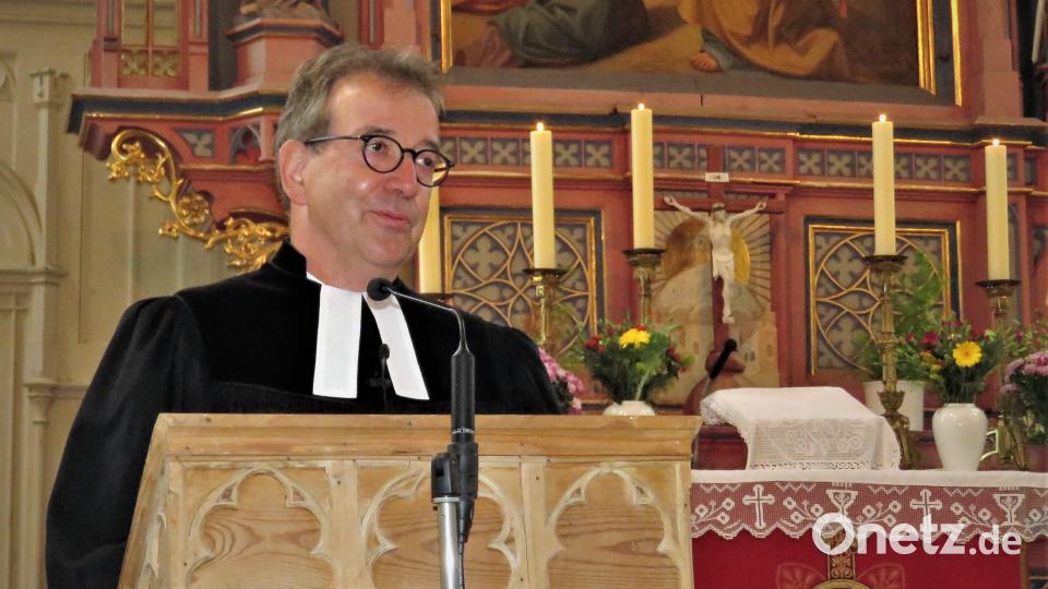 Der neue Pfarrer kann gut Lachen, weil es ihm in Plößbeg auf Anhieb gefällt, wie er sagt. Bei seiner ersten Predigt stellte Pfarrer Klaus Weber gleich einmal unter anderem auch ein sonniges, humoriges Gemüt und seine Gesngeskunst vor dem Altar unter Beweis. Bild: ubb