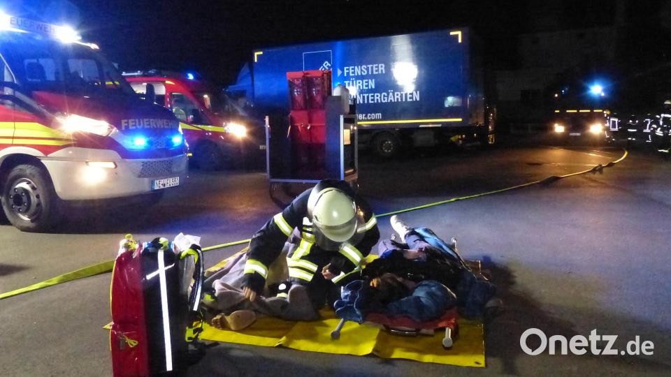 Die geborgenen Personen werden vor Ort und Stelle versorgt. Bild: hme