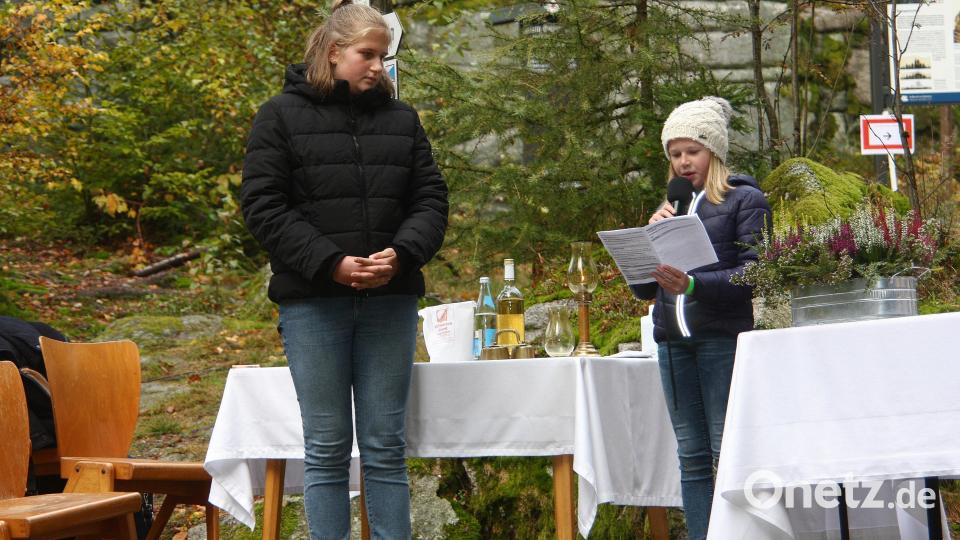 Hannah und Sophia Bächer (von links) sind Geschwister. Sie sind auch Ministrantinnen und stehen regelmäßig am Altar der Wallfahrtskirche Maria Hilf. Beim Gottesdienst unter freiem Himmel durften sie das Kyrie vortragen. Bild: wro