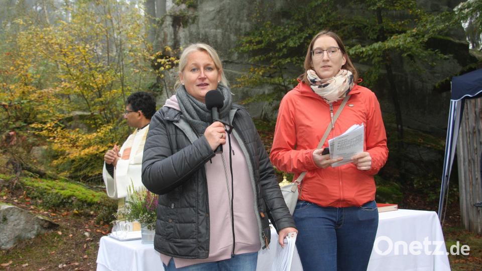 Begrüßt wurden die Ministranten aus den Dekanaten Tirschenreuth und Kemnath/Wunsiedel von der Betreuerin der Fuchsmühler Ministranten, Silke Bächer (links), und der Jugendreferentin der Katholischen Jugendstelle Tirschenreuth, Lucia Meißner (rechts). Bild: wro