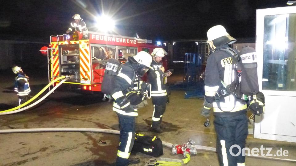 Der Luher Atemschutztrupp bereitet sich auf den Einsatz vor. Bild: hme