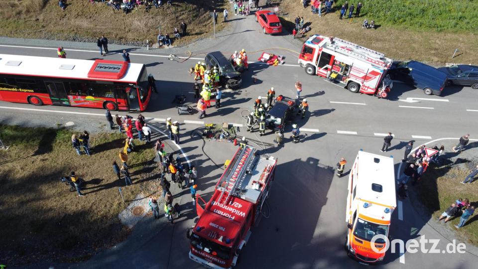 Einsatzübung auf der B 299 bei Erbendorf Bild: Gustl Beer