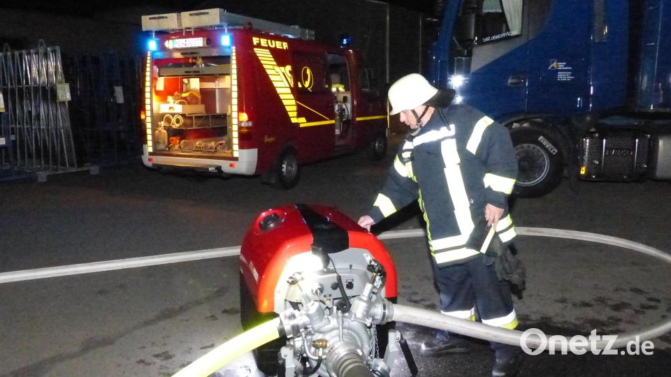 Die Neudorfer Wehr konnte ihre neue Pumpe ausprobieren, Test bestanden. Bild: hme