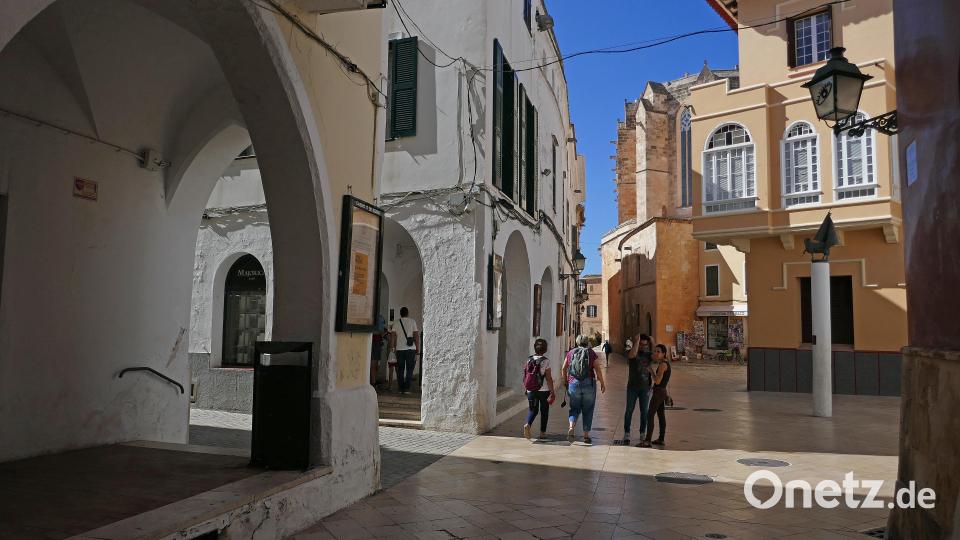 Fotografische Impressionen mit Architektur, Licht, Schatten und nur wenigen Farben fing Johann Gmeiner auf seiner Fototour in Menorcas früherer Inselhauptstadt Ciutadella ein. Bild: exb/Johann Gmeiner