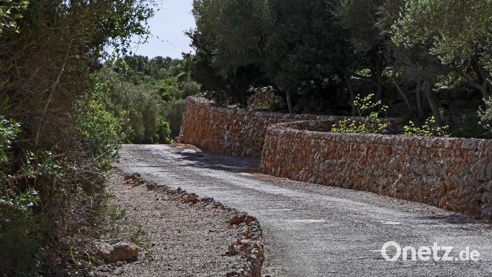 Typisch und auf der gesamten Insel anzutreffen sind die aus Feldsteinen aufgeschichteten Trockenmauern, die - so erzählt man sich - eine Gesamtlänge von mehr als zehn Kilometer aufweisen sollen. Bild: exb/Johann Gmeiner