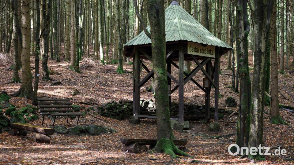 Die Quelle ·eská Studánka. In der Nähe wurde die vermisste Julia wieder gefunden. Das 8-jährige Mädchen aus Berlin wurde am Dienstag im Grenzgebiet an der deutsch-tschechischen Grenze, nachdem sie seit Sonntag vermisst war, wieder gefunden. Bild: Daniel Vogl