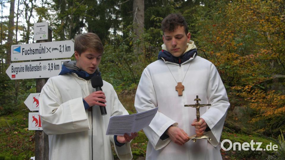 Andreas Trießl und Maximilian April (von links) trugen die Fürbitten vor. Bild: wro