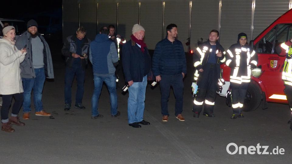 Hans-Günther und Christoph Höhbauer (Mitte) verfolgten aufmerksam die Übung auf ihrem Firmengelände. Bild: hme